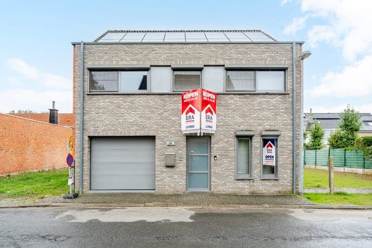 Spacious family home with 3 bedrooms, a garage and a garden
