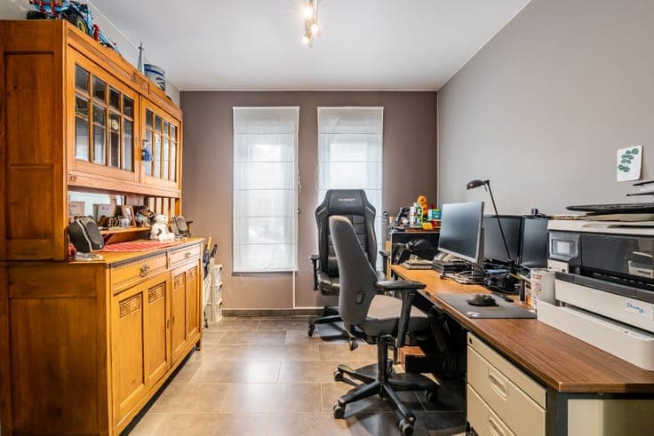 Spacious family home with 3 bedrooms, a garage and a garden