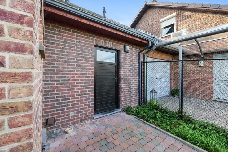 KNAPPE OPEN BEBOUWING UIT 2006 MET 4 SLAAPKAMERS, ZONNEPA...