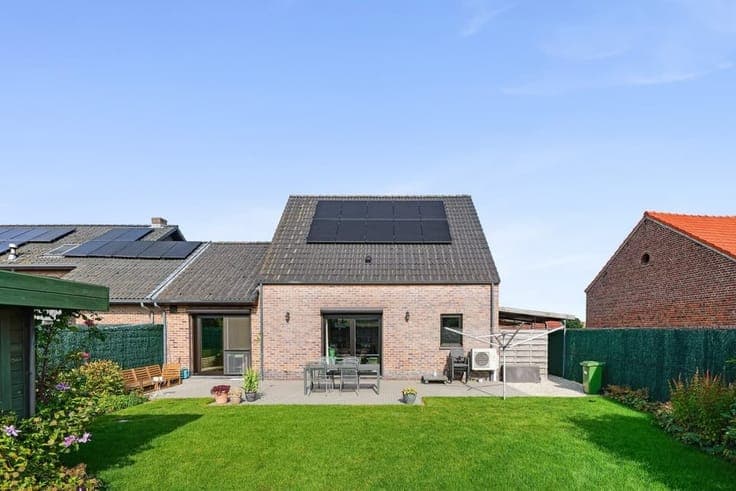 KNAPPE OPEN BEBOUWING UIT 2006 MET 4 SLAAPKAMERS, ZONNEPA...