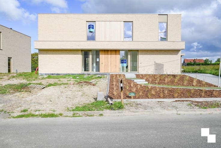 Hoogwaardig afgewerkte halfopen nieuwbouwwoning