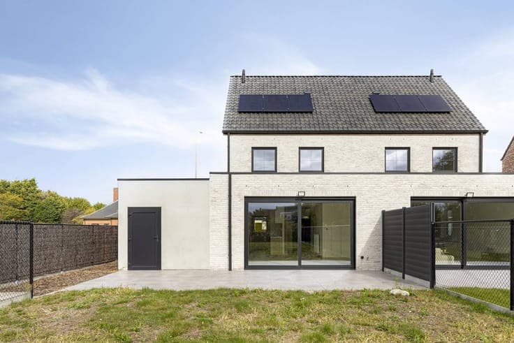 Ready to move in 3 bedroom house with carport in Izegem!