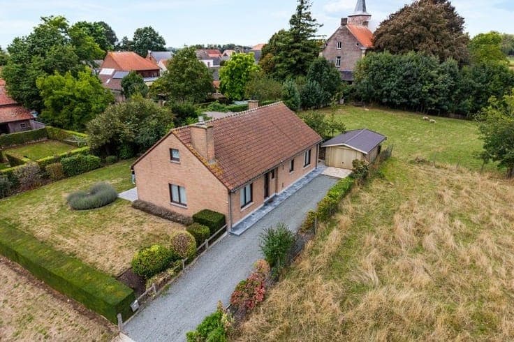 Vrijstaande woning met uitzonderlijk ruim perceel en landeli