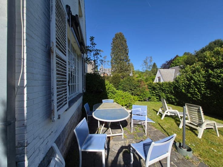 4-bedroom villa, in the Central Espinette neighborhood.