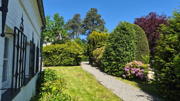 4-bedroom villa, in the Central Espinette neighborhood.