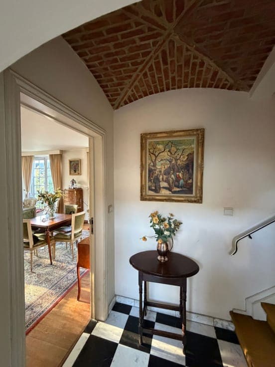 4-bedroom villa, in the Central Espinette neighborhood.