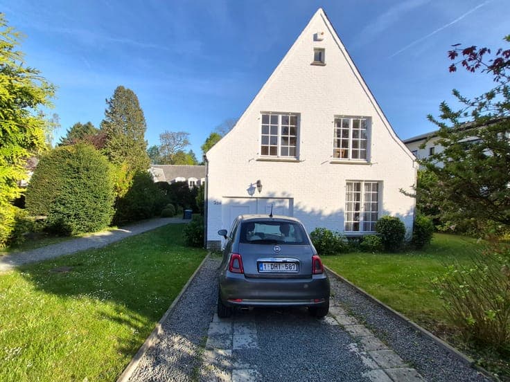 4-bedroom villa, in the Central Espinette neighborhood.