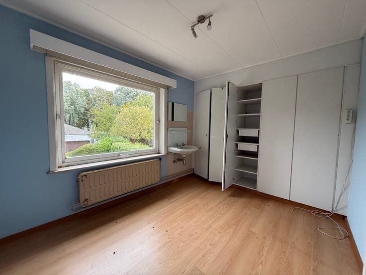3-bedroom house with a garage and spacious outdoor area
