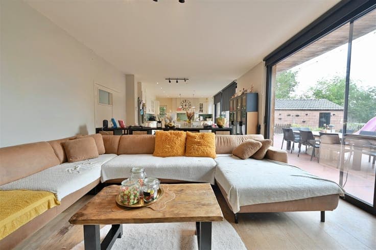 Versatile home with 5 bedrooms and an outbuilding of approxi
