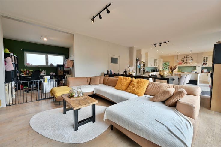 Versatile home with 5 bedrooms and an outbuilding of approxi