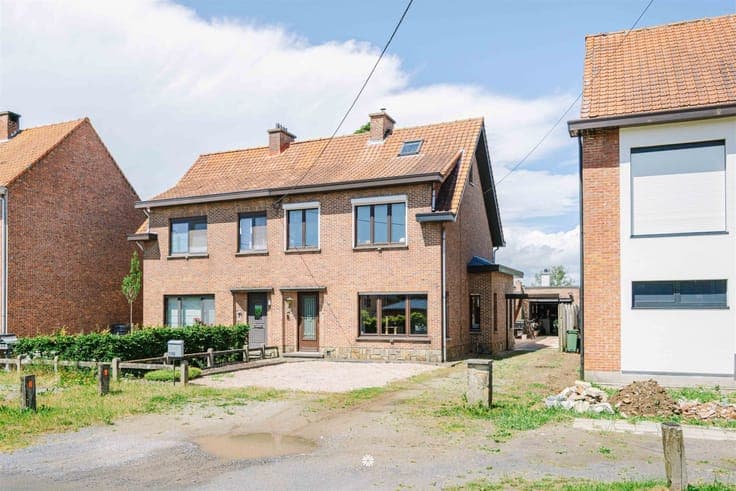 Charmante en lichtrijke woning met diepe tuin in Sint-Niklaa