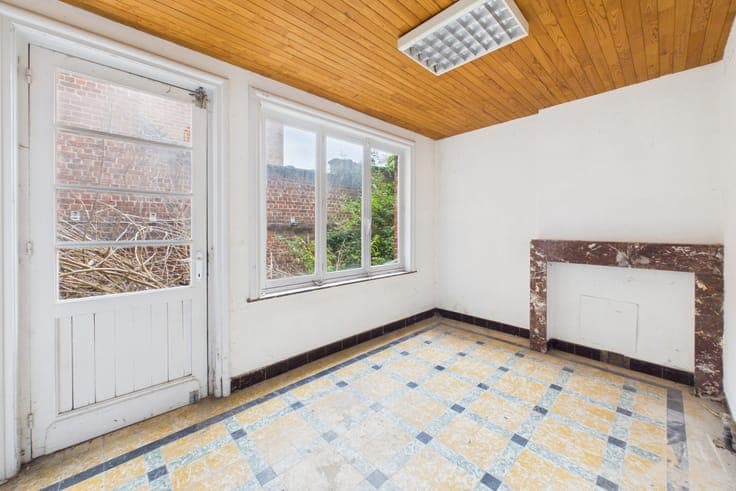 Mixed-use building with commercial space and a 3-bedroom apa