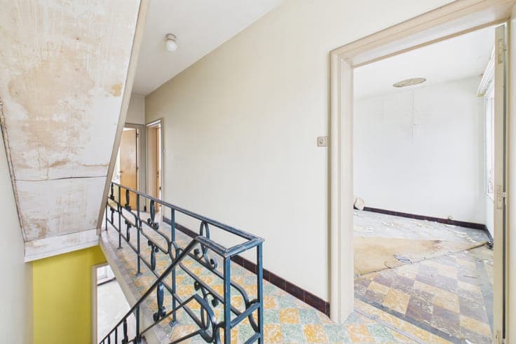 Mixed-use building with commercial space and a 3-bedroom apa