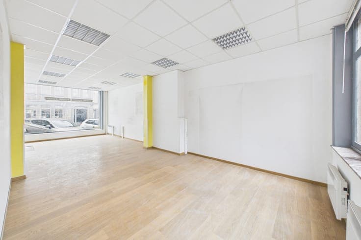 Mixed-use building with commercial space and a 3-bedroom apa