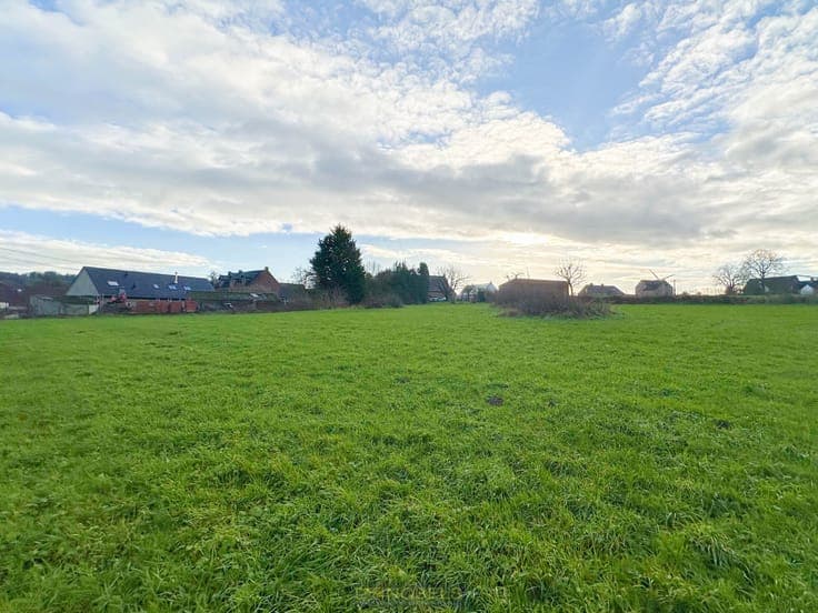 Te koop, groot perceel (2.093m²) in uiterst rustige omgev...