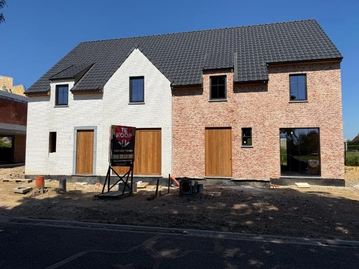 Moderne halfopen nieuwbouwwoning met 4 slaapkamers en 2 b...