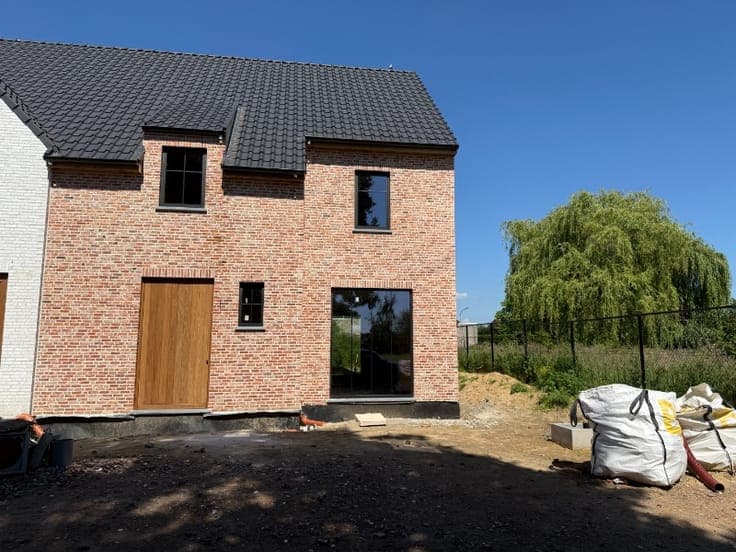 Moderne halfopen nieuwbouwwoning met 4 slaapkamers en 2 b...