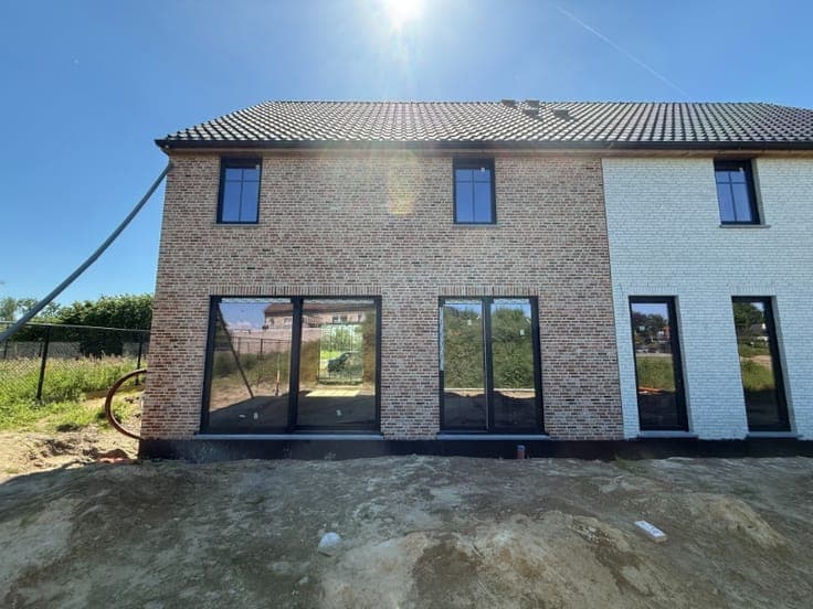 Moderne halfopen nieuwbouwwoning met 4 slaapkamers en 2 b...