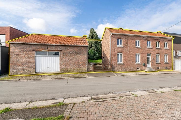 3bedroom house with garage and garden, in need of renovation