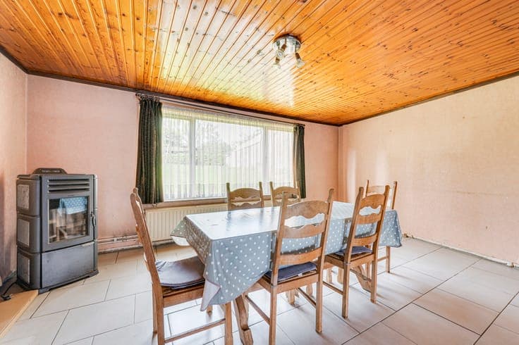 3bedroom house with garage and garden, in need of renovation