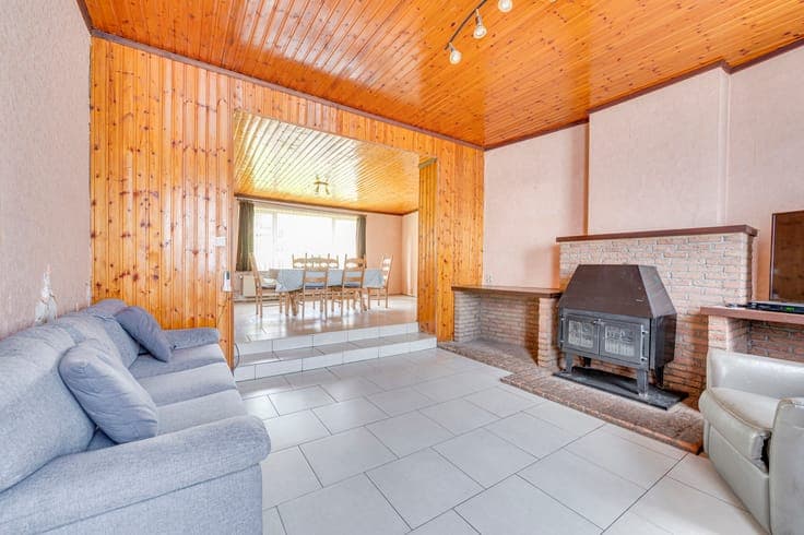 3bedroom house with garage and garden, in need of renovation