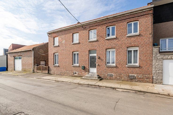 3bedroom house with garage and garden, in need of renovation