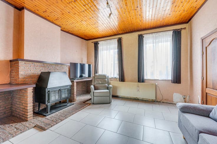 3bedroom house with garage and garden, in need of renovation