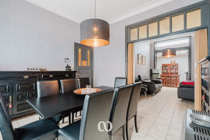 Spacious townhouse with 8 bedrooms and garden in the center