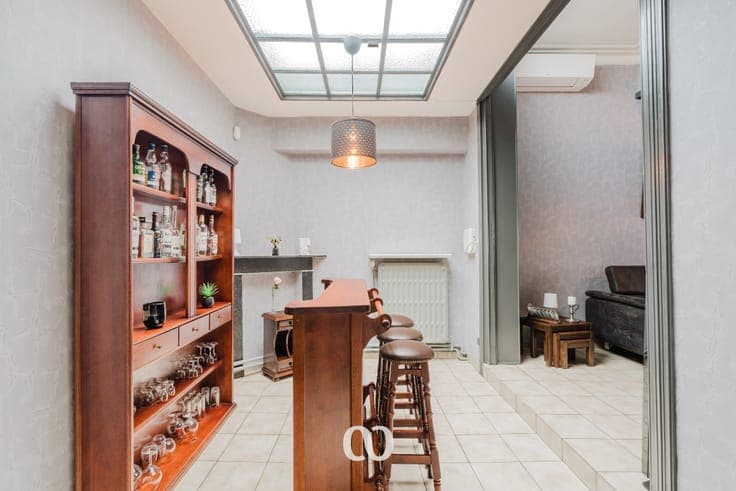 Spacious townhouse with 8 bedrooms and garden in the center