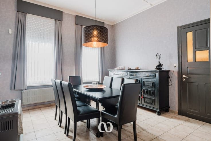 Spacious townhouse with 8 bedrooms and garden in the center