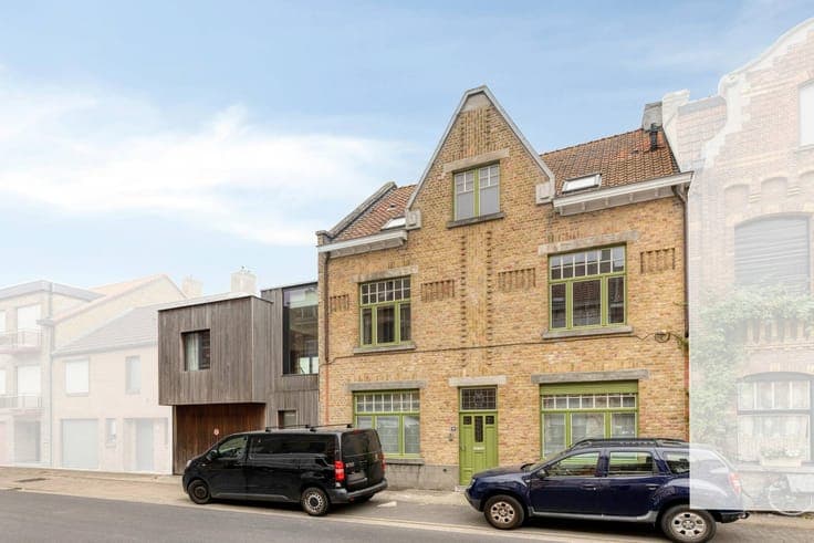 Classy house with 5 bedrooms, 3 bathrooms, garage and spacio