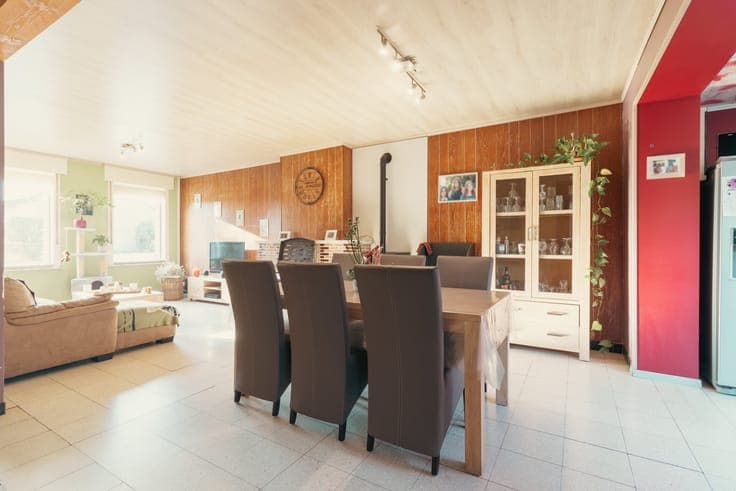 Mooi gelegen GEZINSWONING met charmante tuin én bijgebouwen