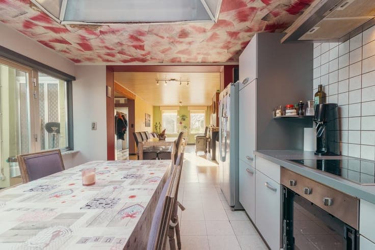 Mooi gelegen GEZINSWONING met charmante tuin én bijgebouwen