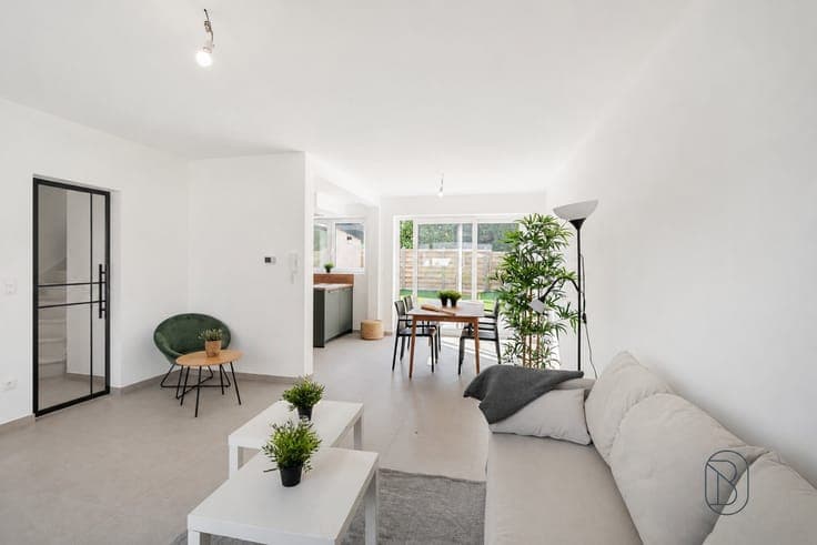 Volledig en mooi gerenoveerde woning met 3 slk en tuin!