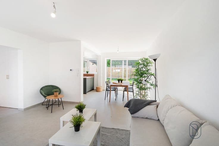 Volledig en mooi gerenoveerde woning met 3 slk en tuin!