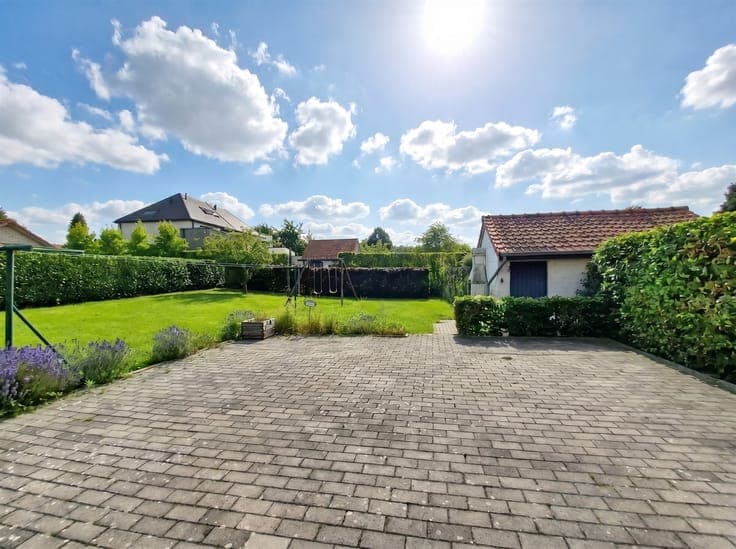 Large house with 4 bedrooms and garden