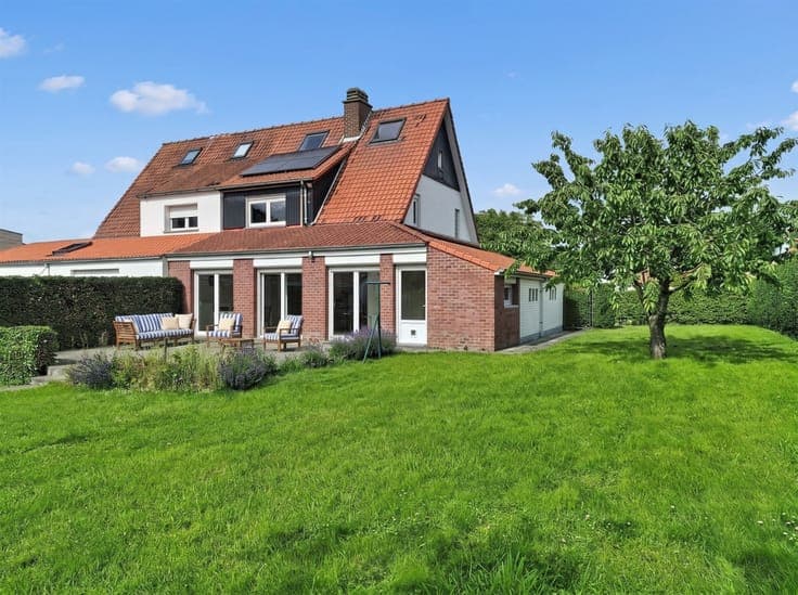 Large house with 4 bedrooms and garden