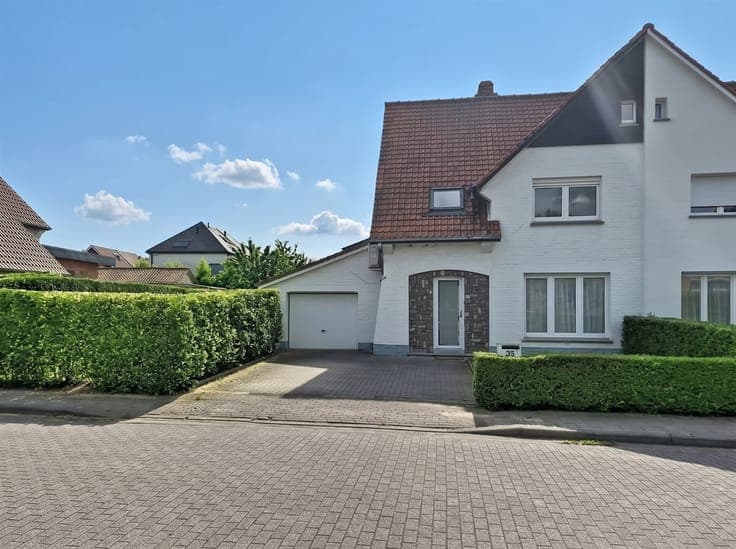 Large house with 4 bedrooms and garden