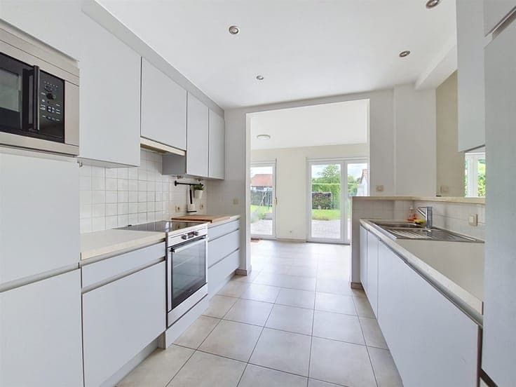 Large house with 4 bedrooms and garden