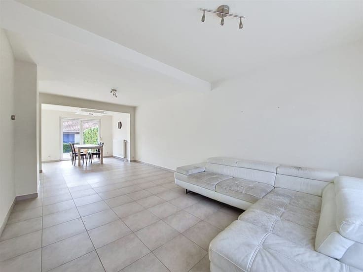 Large house with 4 bedrooms and garden