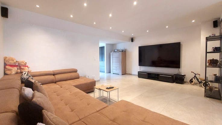 Prachtig gerenoveerde woning met 5 slaapkamers, tuin en ...