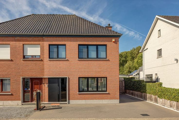 Move-in ready home with 3 bedrooms and a large garden