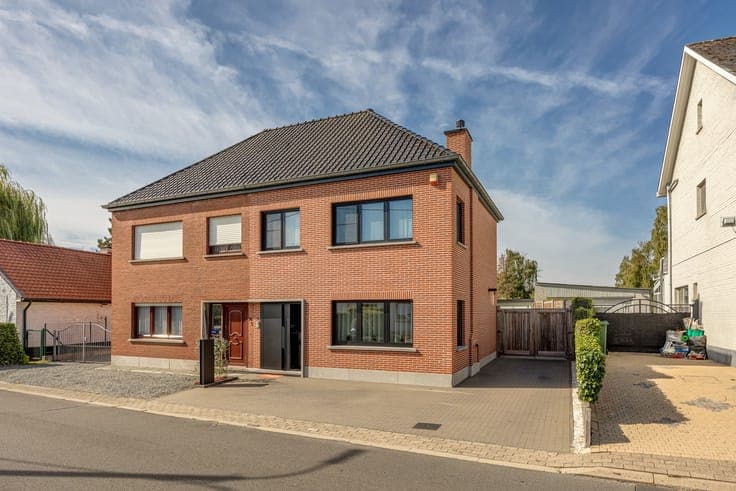 Move-in ready home with 3 bedrooms and a large garden