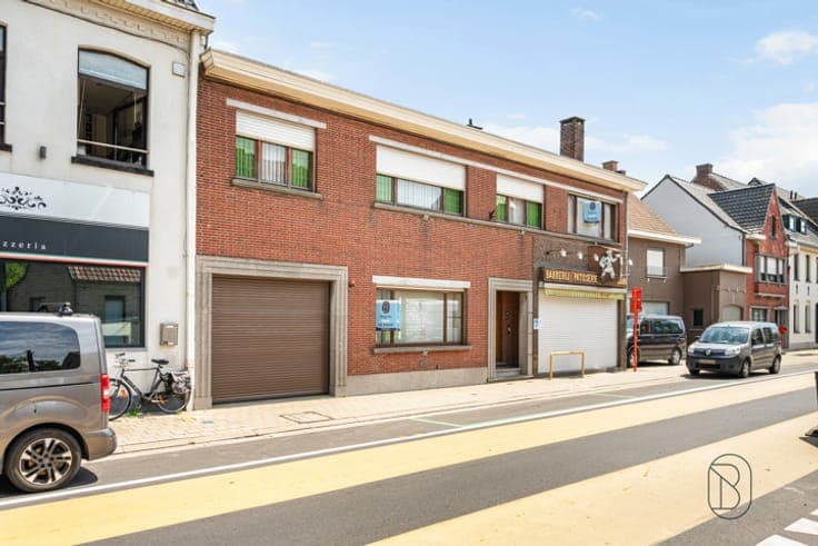 Versatile commercial property with spacious residence