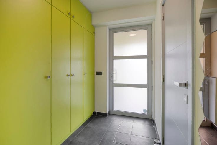 STIJLVOLLE EN INSTAPKLARE WONING MET TUIN EN CARPORT !