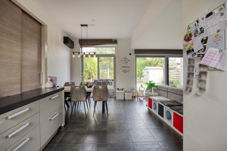 STIJLVOLLE EN INSTAPKLARE WONING MET TUIN EN CARPORT !