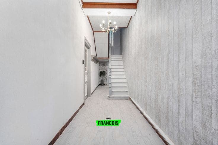 Spacious and bright house with parking space for sale in Bl…