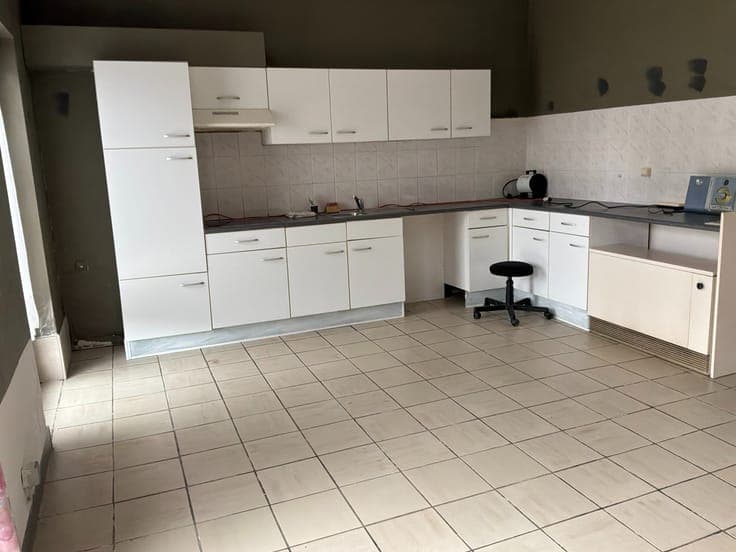 Ruime woning met 4 slaapkamers en met commerciële mogelij...