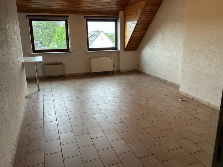 Ruime woning met 4 slaapkamers en met commerciële mogelij...