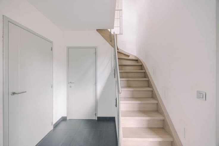Ruime woning met moderne uitbouw en groene tuin